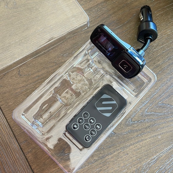 Scosche Universal Bluetooth Hands-Free Car Kit Digital FM Transmitter. Used - Picture 4 of 10